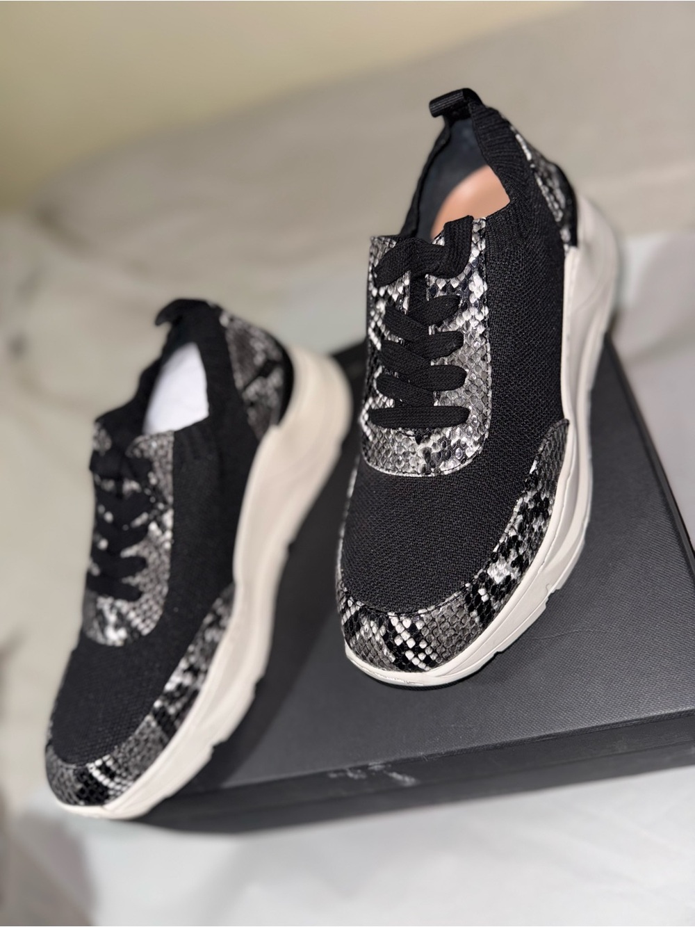 Steve Madden Womens Pari Sneakers Black Snakeskin Lace Up Stretch size 8 New